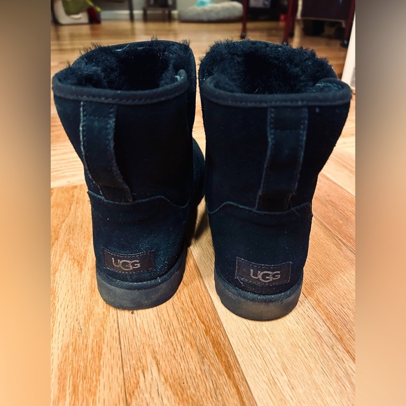 UGG Black Classic Mini ll Boots, Size 9. Fast Shipping! Non smoking home. - Picture 3 of 11